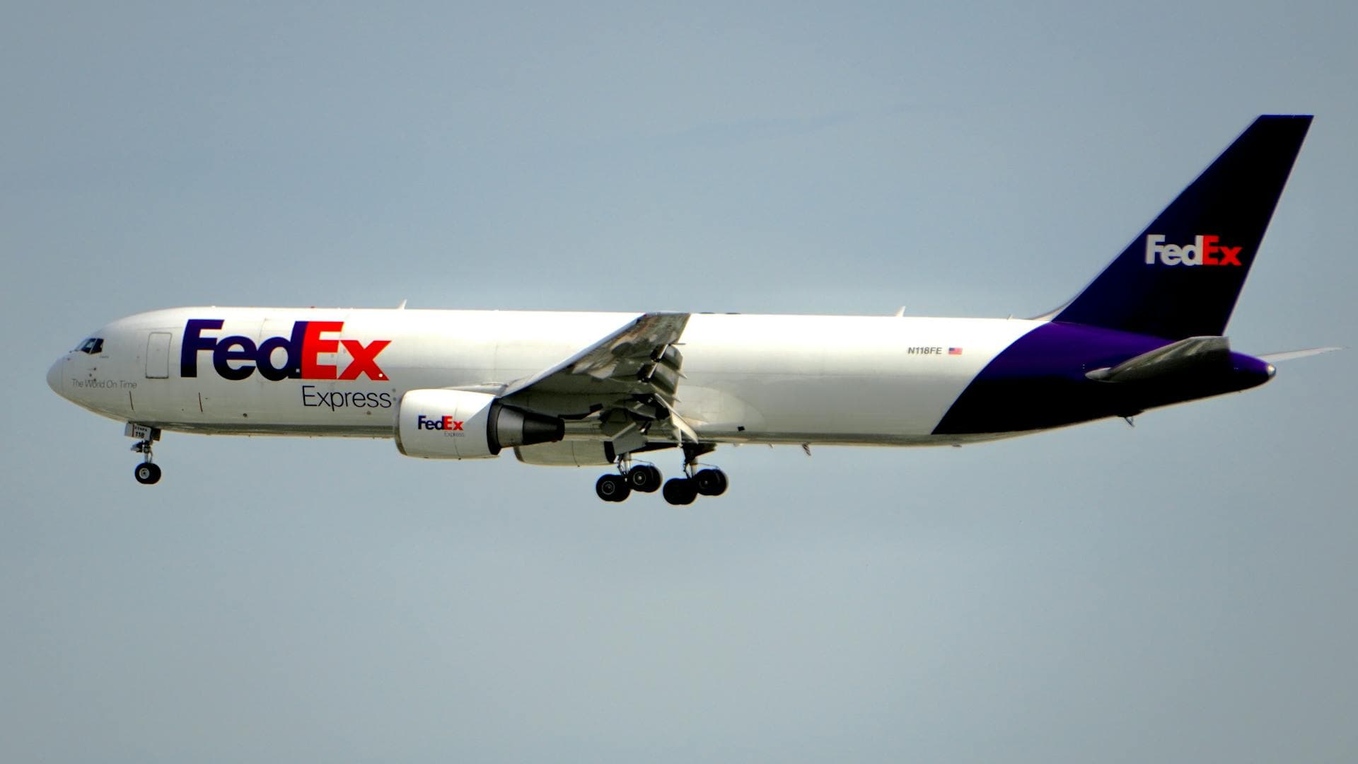 FedEx cargo aircraft in flight - Infinity Logistics USA to UAE corridor